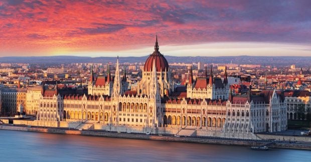 В столице Венгрии замедляют движение метро и трамваев: в чем причина