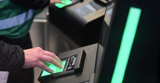 Налоговая служба будет учитывать поездки украинцев за границу: кого это касается