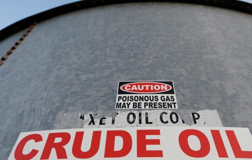 где находится гигантское нефтяное месторождение и сколько будут добывать