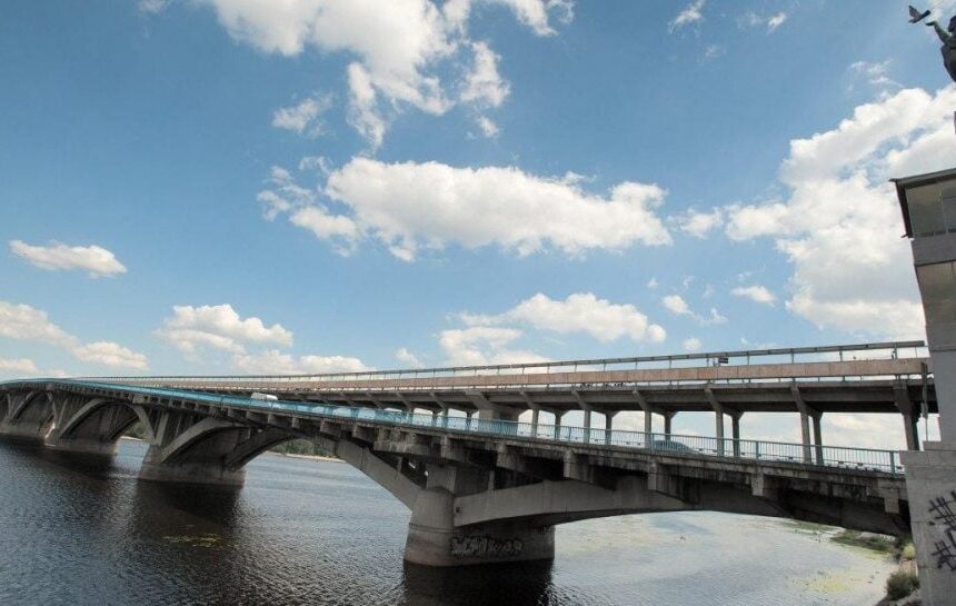 Киев хочет отменить ограничения на работу метро через Южный мост во время тревог