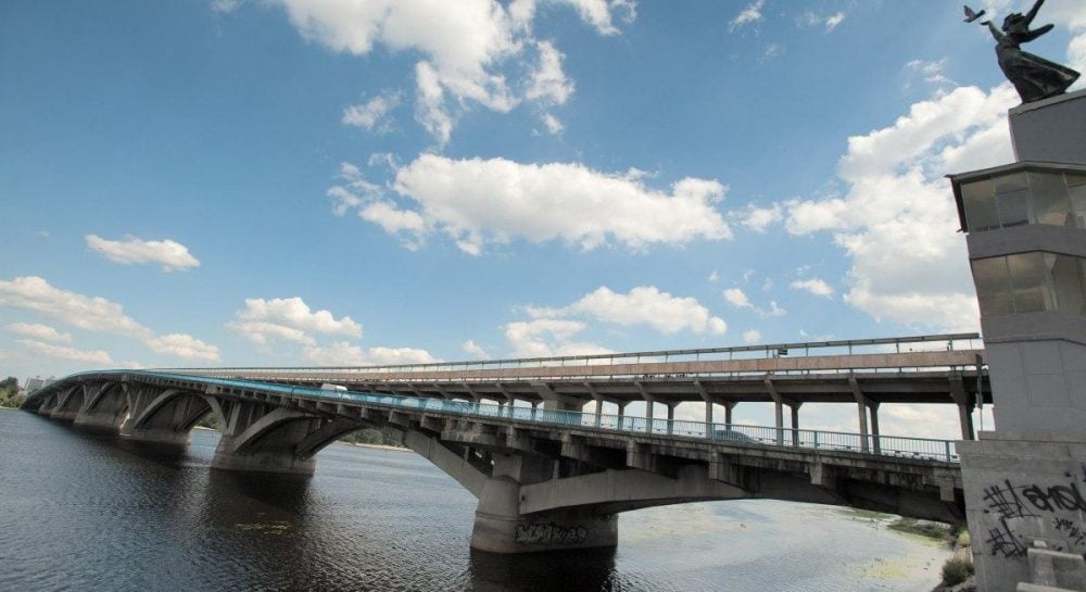 Киев хочет отменить ограничения на работу метро через Южный мост во время тревог