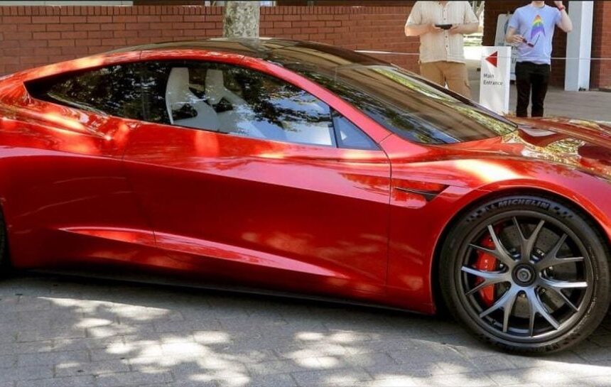 Tesla представит совершенно новый Roadster: названа дата