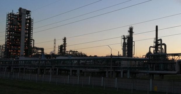 НПЗ приостановил переработку нефти после атаки украинских дронов