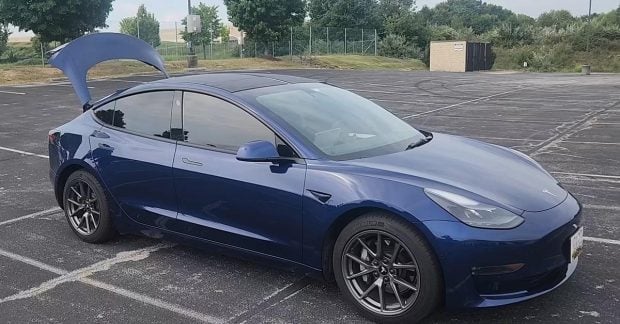 мужчина испытал гаджет на электромобиле Tesla