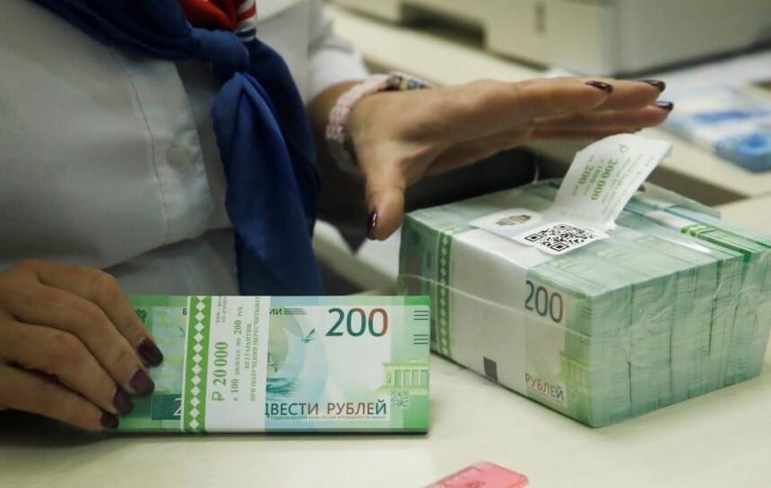 доходы от нефти и газа сократились почти на четверть за год