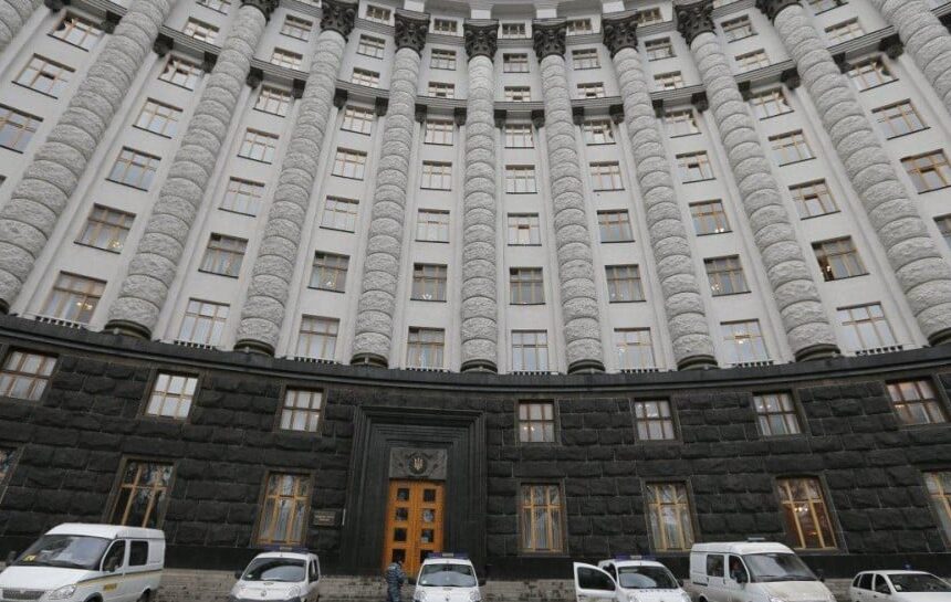 Правительство в первую очередь будет финансировать зарплаты военным и пенсии: Корецкий о дефиците бюджета