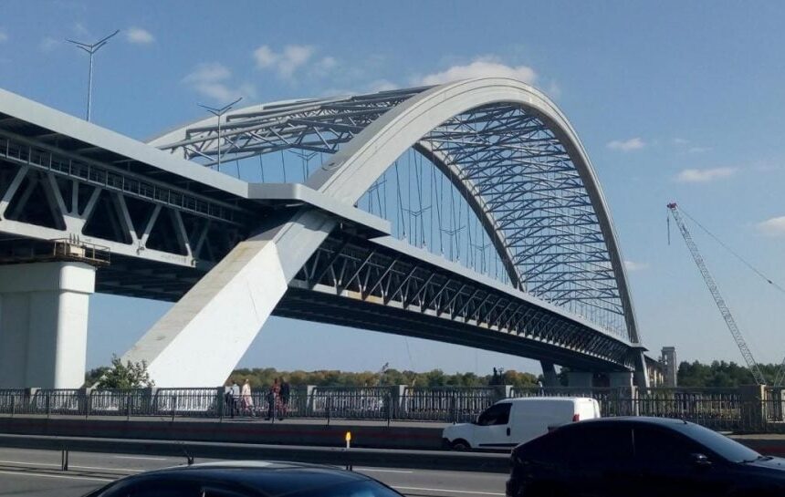 Во время воздушной тревоги в Киеве будут перекрыты два моста: в КГГА сообщили подробности