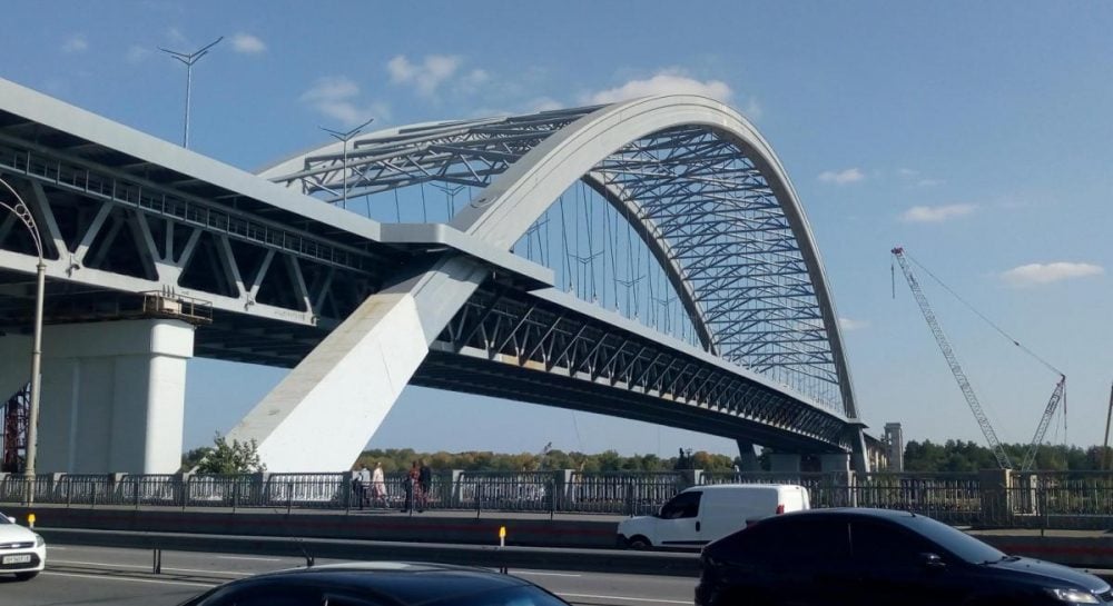 Во время воздушной тревоги в Киеве будут перекрыты два моста: в КГГА сообщили подробности
