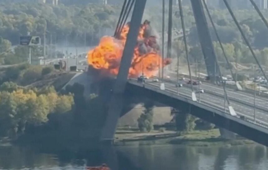 враг нанес удар по мосту в Киеве