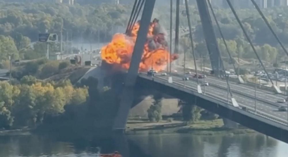враг нанес удар по мосту в Киеве