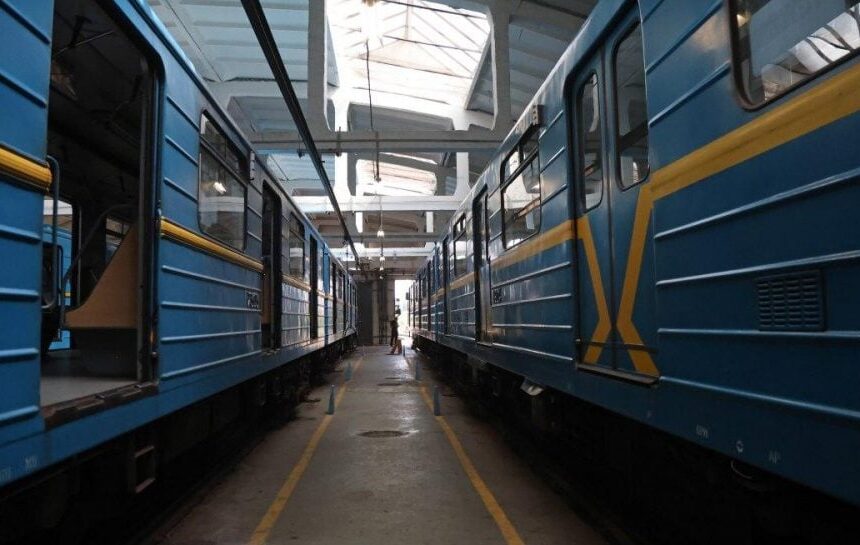 Киевское метро пострадало в результате массированного обстрела со стороны РФ: какие станции закрыли