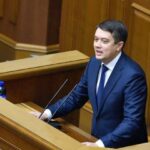 Разумков за деньги олигархов пытается убедить, что защищает интересы простых украинцев,
