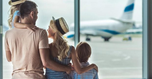 В Британии авиакомпании обяжут бесплатно садить детей рядом с родителями
