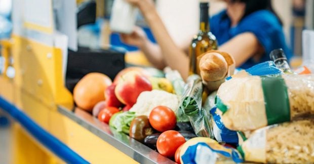 сколько стоит продуктовая корзина в Киеве и Львове